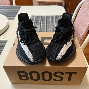 Yeezy 350 - Oreo’s - size 4